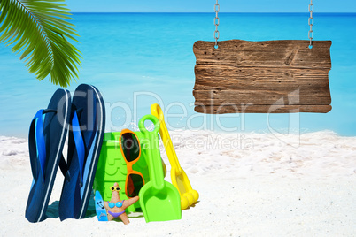 Strandspielzeug, Badelatschen und großes leeres Holzschild