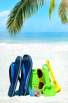 Mit Strandpielzeug und Flips Flops am Palmenstrand