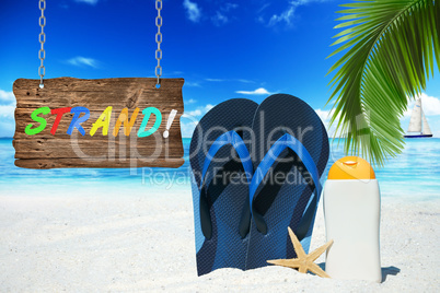 Strand mit Flip Flops, Sonnenmilch und Schild mit Text