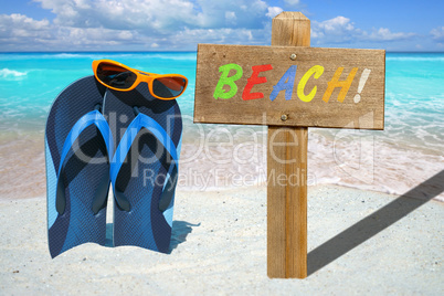 Flip Flops, Sonnenbrille und Holzschild mit Text BEACH