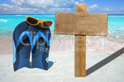 Flip Flops mit Sonnenbrille und großes Holzschild