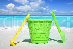 Buntes Strandspielzeug steht im Sand am Meeresstrand
