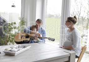 familie mit Gitarre