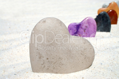 Großes Herz aus Stein steht im Sand