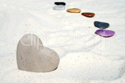 Großes Herz aus Stein im Sand