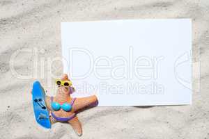 Leere Postkarte mit Seesternfigur im Sand