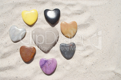 Herzen aus Stein liegen im Sand