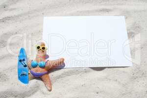 Leere Postkarte mit Seesternfigur im Sand