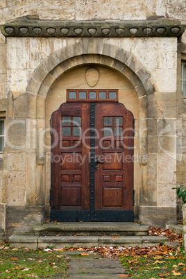 alte Holztür Eingang Mauerwerk
