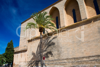 Kirche und Schlossmauer in Alcudia