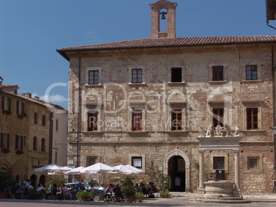 kleines Restaurant und ein Brunnen in der altstadt von Sienna