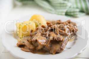 Kotelett mit Pfifferlingen und Kartoffeln