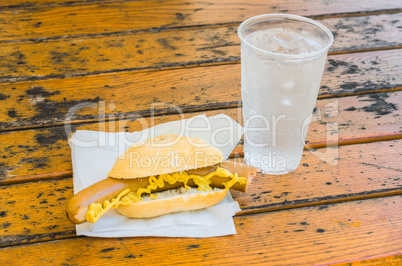 Bockwurst, Senf im Brötchen und Mineralwasser