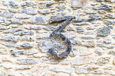 Steinmauer mit Schmiedeeisenzahl            Stone wall with wrou