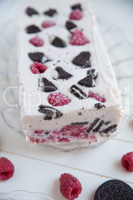 Cookies and Cream Parfait mit Himbeeren