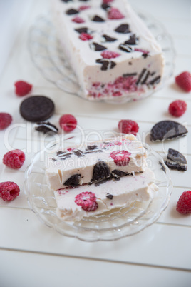 Cookies and Cream Parfait mit Himbeeren