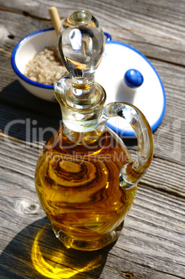 Glaskaraffe mit Olivenöl und eine Schale mit Fleur de Sel