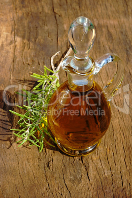 Glaskaraffe mit Olivenöl und Rosmarinzweige