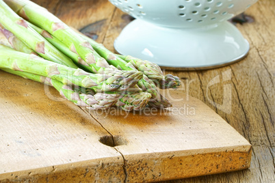 Grüner Spargel auf Schneidebrett mit Textfreiraum