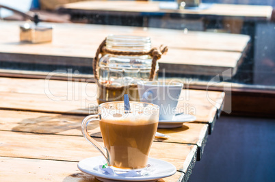 Tasse Kaffee im Restaurant am Strand