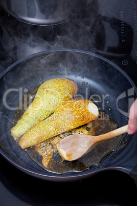 Birnen in Pfanne mit karamellisierten Zucker legen