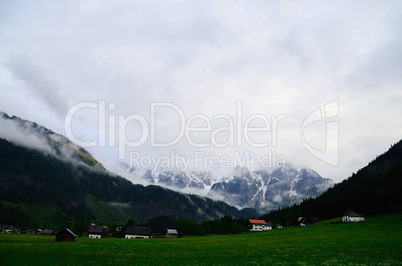 dachstein mit alm und haeuser