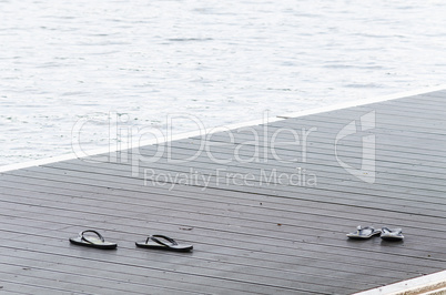 Sandalen auf einem Bootssteg