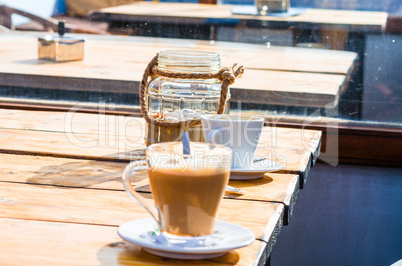 Tasse Kaffee im Restaurant am Strand