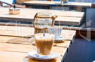 Tasse Kaffee im Restaurant am Strand