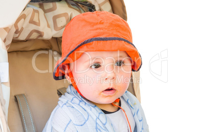 Baby mit oranger Mütze
