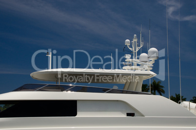 Yacht seitlich Radar weiß Luxus
