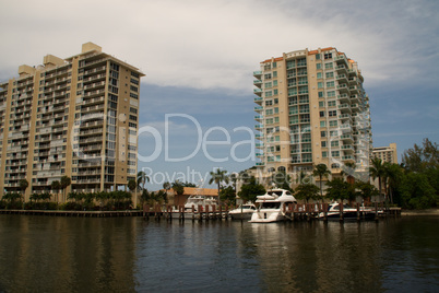 wohnen in Fort Lauderdale am Kanal mit Yacht