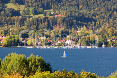 kleiner Hafen am Tegernsee im Herbst