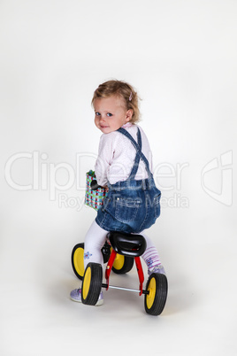kleines Mädchen Kind auf einem Dreirad