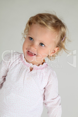 kleines Mädchen Kind singt und lacht