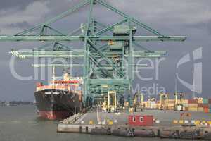 Containerschiff an einem Containerterminal  im Hafen von Antwerp