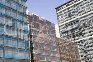 Fassade eines modernen Bürogebäudes in Hamburg, Deutschland