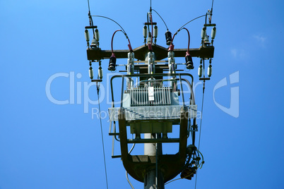 Detailaufnahme Stromast mit Transformator und Oberleitung