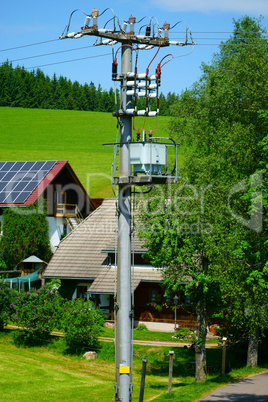 Strommast mit Transformator im Schwarzwald