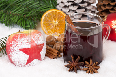 Apfel Frucht mit Glühwein Alkohol Getränk an Weihnachten im Wi