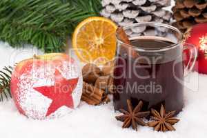 Apfel Frucht mit Glühwein Alkohol Getränk an Weihnachten im Wi