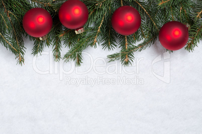 Weihnachten Hintergrund mit Tannenzweige, Weihnachtskugeln und S
