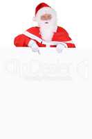 Weihnachtsmann Nikolaus zeigt an Weihnachten auf leeres Schild