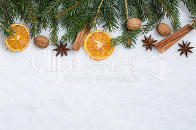 Weihnachten Hintergrund mit Tanne, Tannenzweige, Orange Früchte