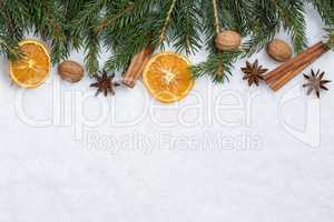 Weihnachten Hintergrund mit Tanne, Tannenzweige, Orange Früchte