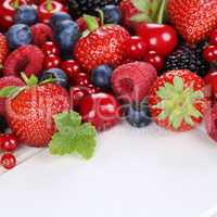 Beeren Früchte mit Erdbeeren, Himbeeren, Kirschen auf Holz