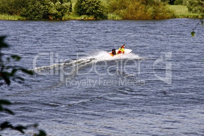 Motorboot auf dem Wasser