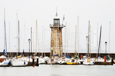 Yachthafen mit Leuchtturm