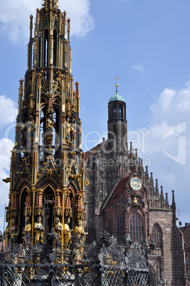 Schöner Brunnen und Frauenkirche in Nürnberg