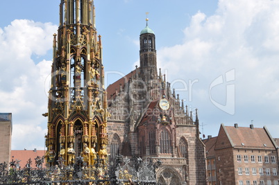 Schöner Brunnen und Frauenkirche in Nürnberg